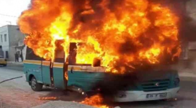 İzmir'de yolcu minibüsü alev alev yandı