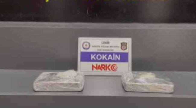 İzmir'e yolcu otobüsü ile 2 kilogram kokain getiren zehir taciri kadın yakayı ele verdi