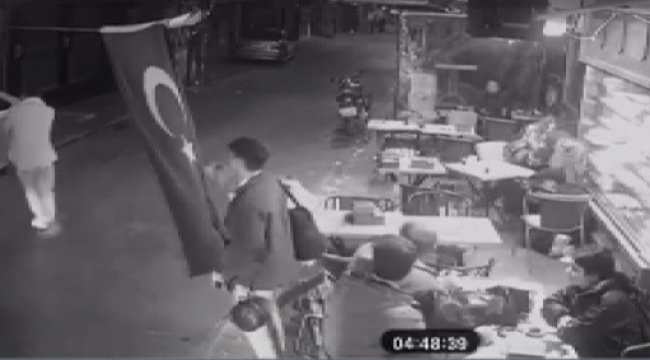 Sarmaş dolaş yürüdüler daha sonra bıçak ve silahla kavga ettiler