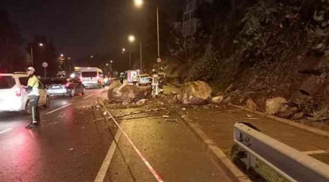 Yamaçtan kopan kaya parçaları yola ve bir otomobilin üstüne düştü