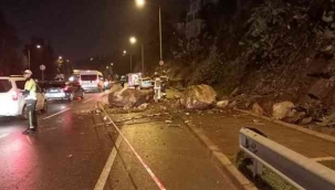 Yamaçtan kopan kaya parçaları yola ve bir otomobilin üstüne düştü