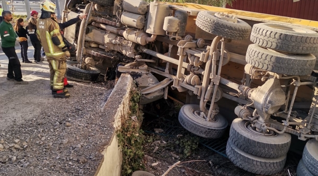 Aliağa 'da Freni boşalan kamyon 112 binasının duvarını yıktı