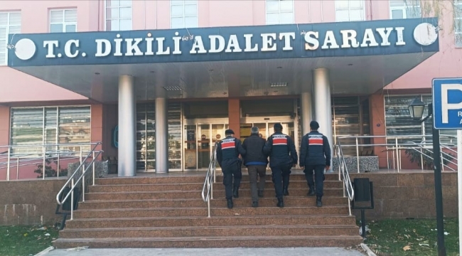 İzmir'de jandarma ekipleri aranan 5 kişi yakaladı.