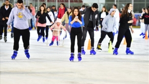 İzmir'de karneyi alan buz pistine koştu