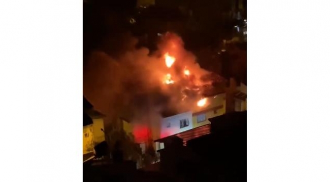 İzmir'de korku dolu anlar: 2 katlı binanın çatısına yıldırım düştü