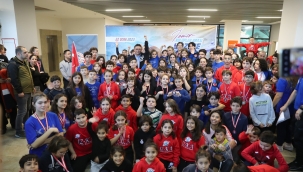 İzmir'in Minik Yüzücüleri Aliağa'da Yarıştı