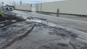 Yenifoça Yolunda Vatandaşlar ve sürücüler isyan ediyor