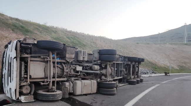 Aliağa 'da kontrolden çıkan hurda yüklü çekici devrildi