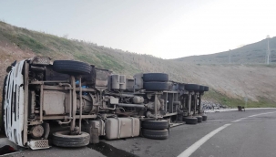 Aliağa 'da kontrolden çıkan hurda yüklü çekici devrildi