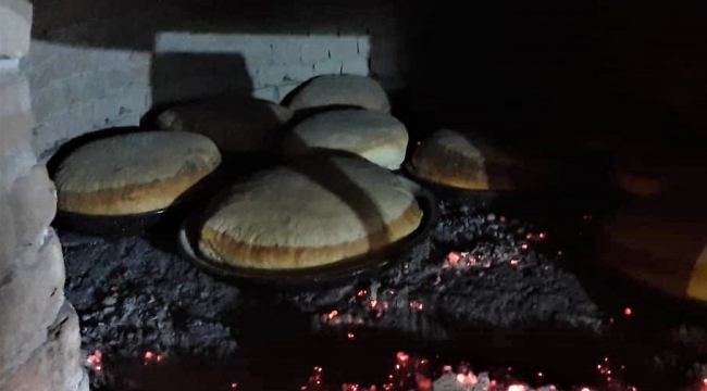 Eli öpülesi analar depremzedeler için Bergama'da ekmek pişiriyor