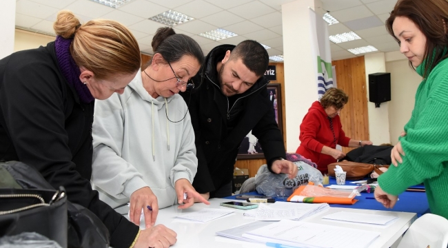 Foça'da Deprem Bölgesi İçin Yardımlar Toplandı