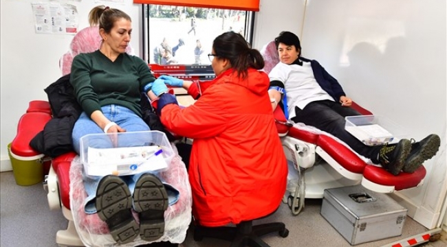 İzmir Büyükşehir Belediyesi personeli depremzedeler için kan bağışı yaptı