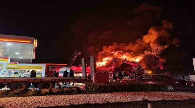 İzmir'de lastik bayisindeki yangına müdahale sürüyor
