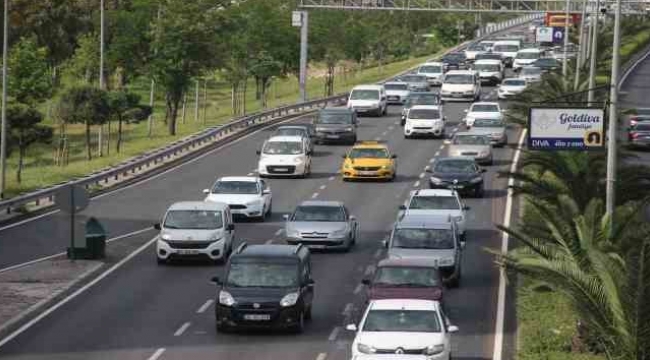 İzmir'de trafiğe kayıtlı araç sayısı yüzde 5,2 arttı 