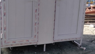 Kınık Belediyesi atölyelerinde seyyar banyo ve tuvalet üretip deprem bölgesine gönderiyor 