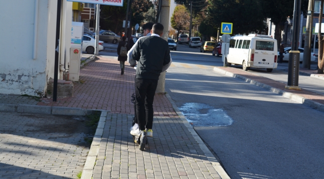 Aliağa'da tedbirsiz kullanılan scooterlar tehlike saçıyor