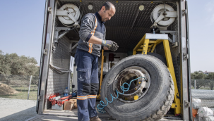 İzmir Büyükşehir Belediyesi ekipleri, araçları yolda bırakmıyor