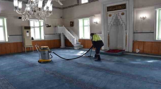 Menemen'de Ramazan öncesi camilerin temizliği hızlandı