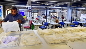 Meslek Fabrikası'nda depremzedeler için iç çamaşırı üretiliyor