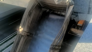 Aliağa 'da seyir halinde damperi açılan kamyon köprüye çarptı