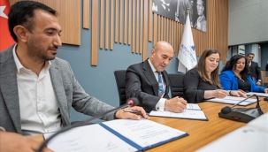 Büyükşehir memurları sözleşmeyi halay çekerek kutladı