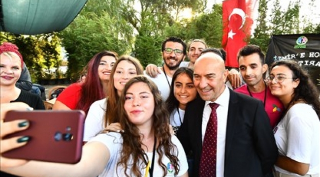 İzmir Büyükşehir Belediyesi'nden gençlere Kitap Kart desteği