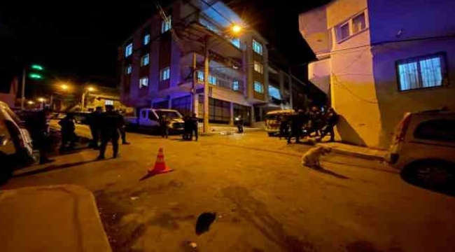 İzmir'de bıçaklı kavga: 1'i ağır 2 yaralı