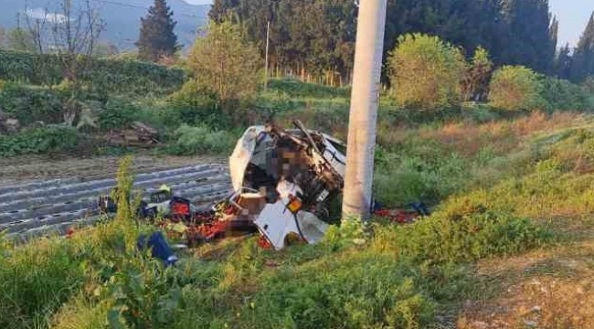 İzmir'de minibüs elektrik direğine çarptı: 2 ölü, 1 yaralı