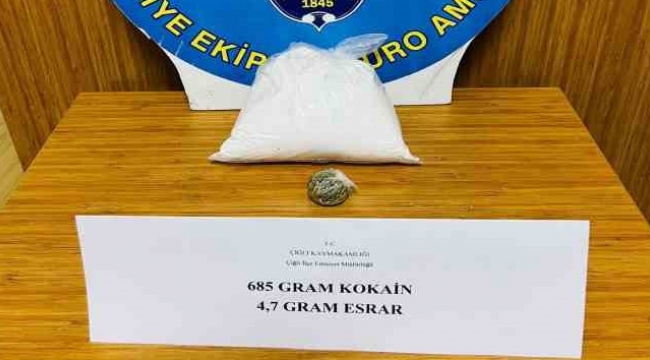 İzmir'de polisin akıl dolu taktiğiyle yüklü miktarda kokain yakalandı