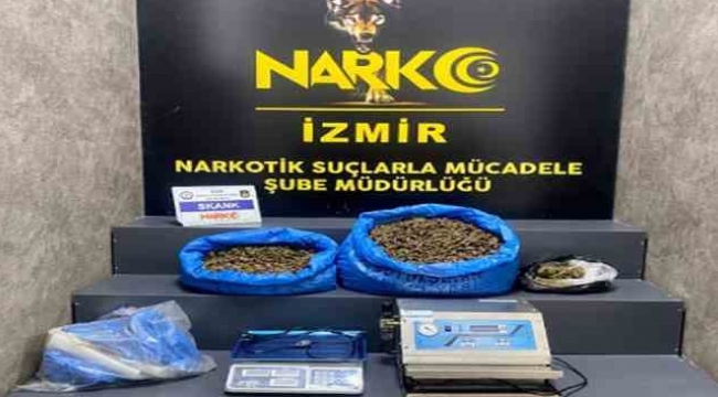 İzmir polisi kilolarca uyuşturucu ele geçirdi 
