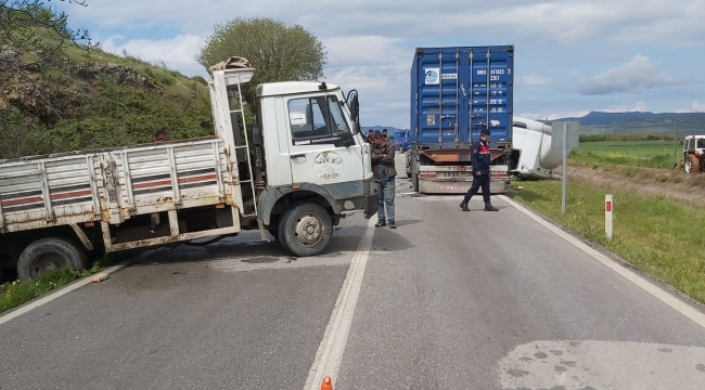 Menemen'de Kamyonla ile TIR çarpıştı, 1 kişi hayatını kaybetti