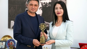 Aliağa'nın Ödüllü Öğretmeni Funda Kurtkaya'dan Başkan Serkan Acar'a Teşekkür Ziyareti