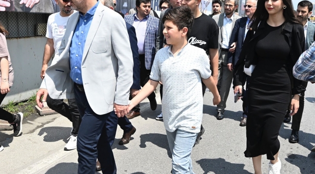 Bakan Kasapoğlu, duran trafikte araçtan inip yürüdü