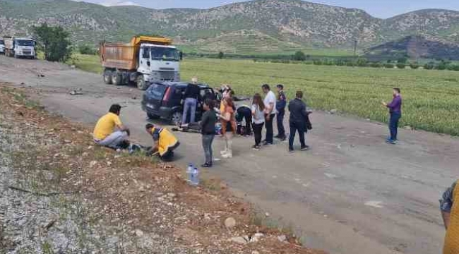 İzmir'de iki otomobil kafa kafaya çarpıştı: 6 yaralı