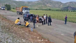 İzmir'de iki otomobil kafa kafaya çarpıştı: 6 yaralı