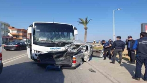 İzmir'de midibüs ile pikap çarpıştı: 1 ölü, 6 yaralı