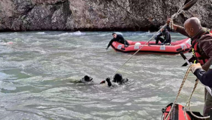 İzmir'den giden dalgıçlar Munzur Çayı'nda kaybolan 3 kişiyi arıyor