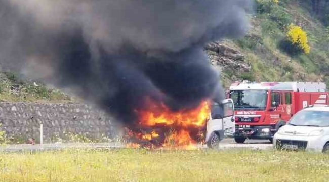 Seyir halindeki otomobil alev alev yandı