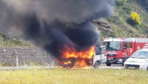 Seyir halindeki otomobil alev alev yandı