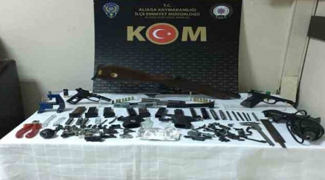 Silah satıcısı Aliağa Organize Suçlarla Mücadele Büro Amirliği ekipleri tarafından yakalandı
