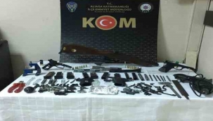 Silah satıcısı Aliağa Organize Suçlarla Mücadele Büro Amirliği ekipleri tarafından yakalandı