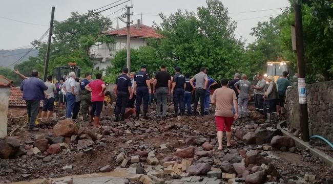 Aliağa'yı sağanak vurdu: Taşan dere eski köprüyü yıktı