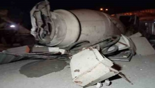 Beton mikseri, metro inşaat alanına uçtu: Sürücü hayatını kaybetti