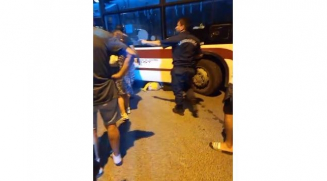 İzmir'de 25 yaşındaki genç otobüsün altında kaldı