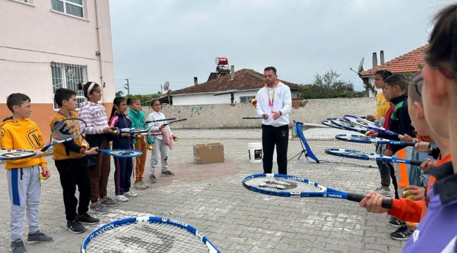 Kınık Belediyesi'nden İlçeye En Uzaktaki Köye Tenis Sporu İmkânı