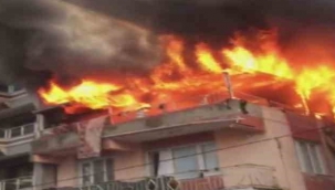 Menemende çatı katı alev alev yandı