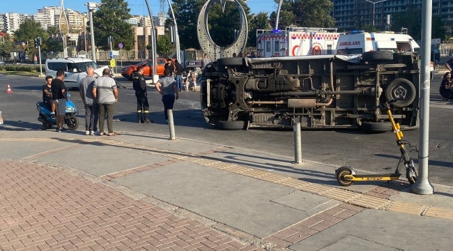 Aliağa'da ambulans ile kamyonet çarpıştı: 3 Sağlık personeli yaralandı