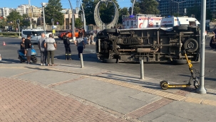 Aliağa'da ambulans ile kamyonet çarpıştı: 3 Sağlık personeli yaralandı