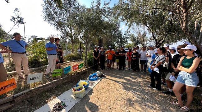 İzmir'de gençlerden deniz çöpü izleme etkinliği