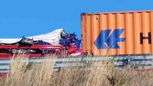 İzmir'de kamyon tıra arkadan çarptı: 1 ölü